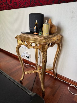 Cómoda antigua dorada con mármol