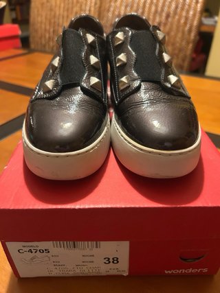 Zapatillas cuña Wonders negras y blancas