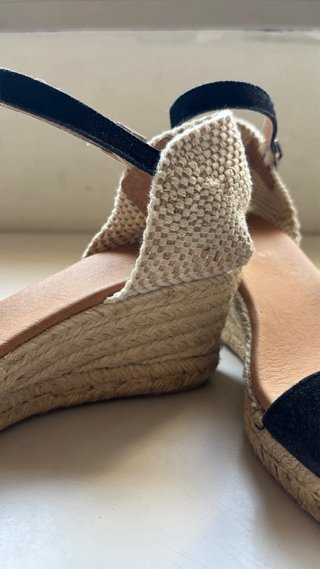 Alpargatas cuña negras y beige mujer