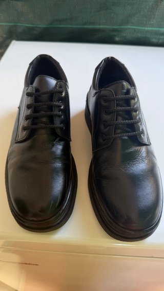 Zapatos negros para cole o vestir.  talla 38.