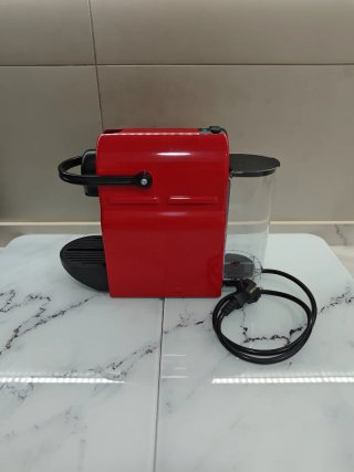 Cafetera Nespresso Roja + box Cápsulas