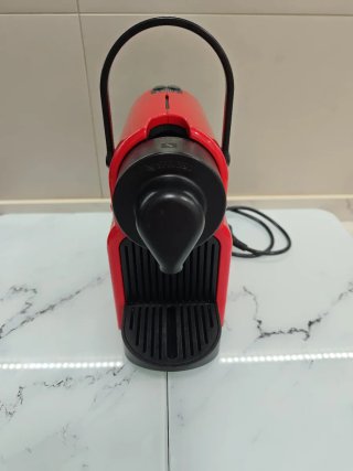 Cafetera Nespresso Roja + box Cápsulas
