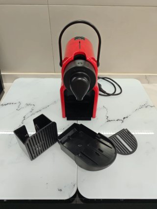 Cafetera Nespresso Roja + box Cápsulas