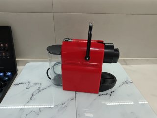 Cafetera Nespresso Roja + box Cápsulas