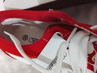 Scarpe rosse e bianche