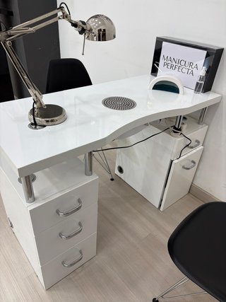 Mesa de manicura con aspirador