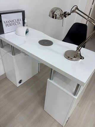Mesa de manicura con aspirador
