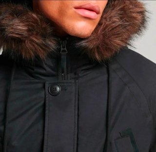 Parka Superdry Negra con Capucha y Pelo