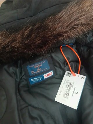 Parka Superdry Negra con Capucha y Pelo