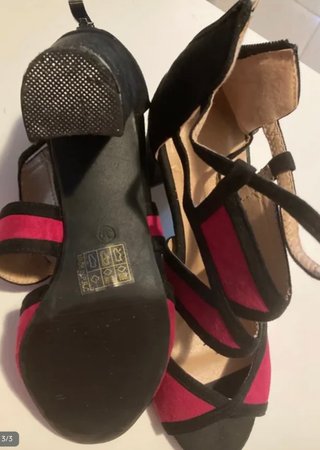 Zapatos de tacón negros y rosas