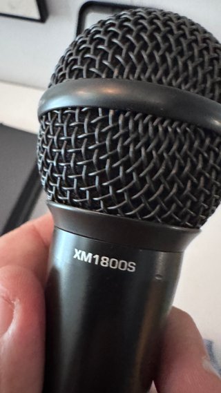 2 Micrófonos Behringer XM8500 y XM1800S