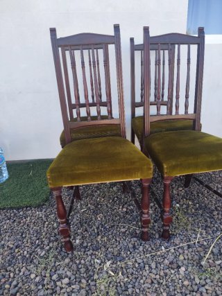Juego de 4 sillas antiguas de madera