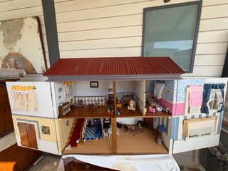 Casita de muñecas con muebles