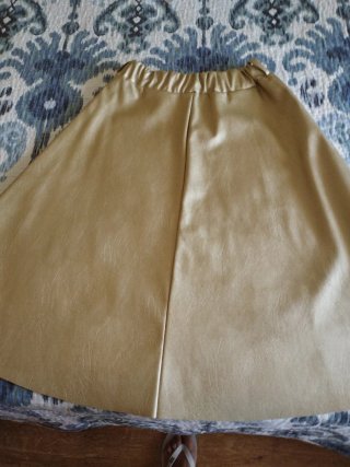 Falda efecto piel dorada talla 40