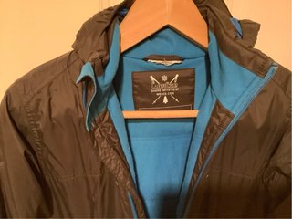 Anorak de esquí negro y azul