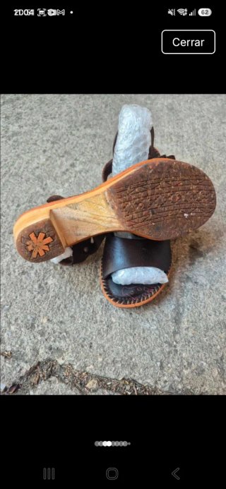 Sandalias Art de cuero marrón con tacón de madera.