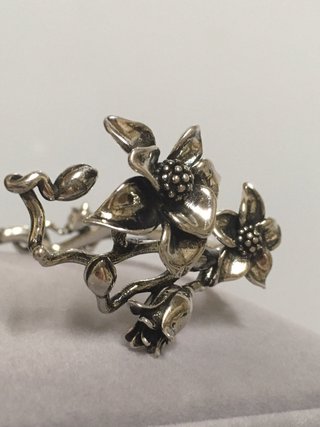 Brazalete artesanal flores plata