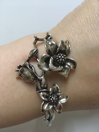 Brazalete artesanal flores plata
