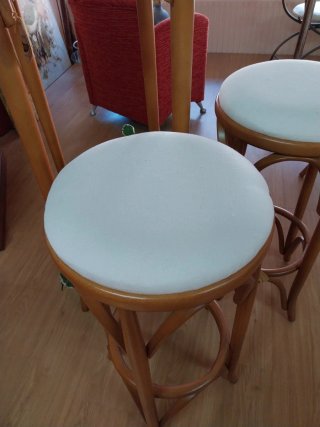 Mesa alta y 2 taburetes