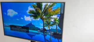 TV LG 47"+ Mueble TV Negro