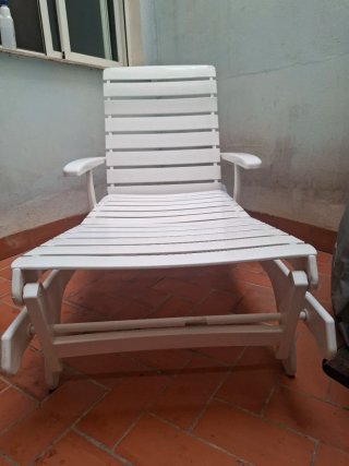 Tumbona de plástico blanca con ruedas