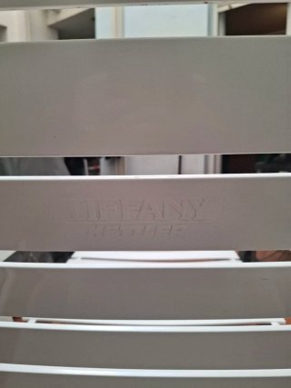 Tumbona de plástico blanca con ruedas