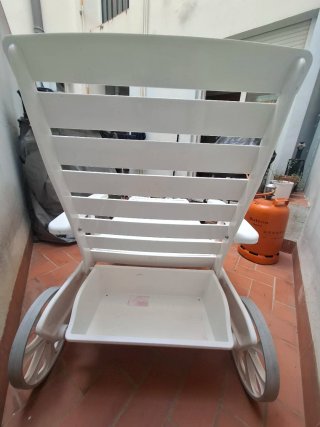 Tumbona de plástico blanca con ruedas