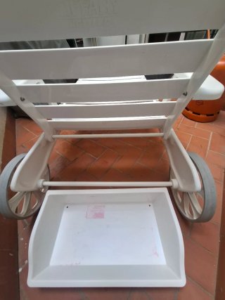 Tumbona de plástico blanca con ruedas