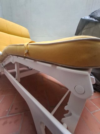 Tumbona de plástico blanca con ruedas