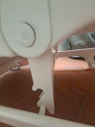 Tumbona de plástico blanca con ruedas