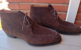 Botines de ante para hombre color marrón. Bespoke