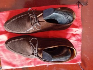 Botines de ante para hombre color marrón. Bespoke