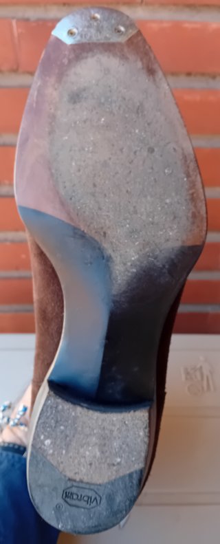 Botines de ante para hombre color marrón. Bespoke