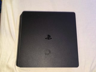 Play station 4 slim de 1TB + 2 mandos + cables