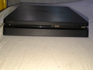Play station 4 slim de 1TB + 2 mandos + cables