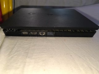 Play station 4 slim de 1TB + 2 mandos + cables
