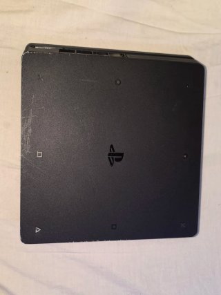 Play station 4 slim de 1TB + 2 mandos + cables