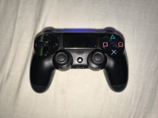 Play station 4 slim de 1TB + 2 mandos + cables