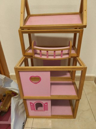Casita de muñecas de madera y rosa