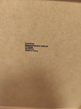 Casita de muñecas de madera y rosa