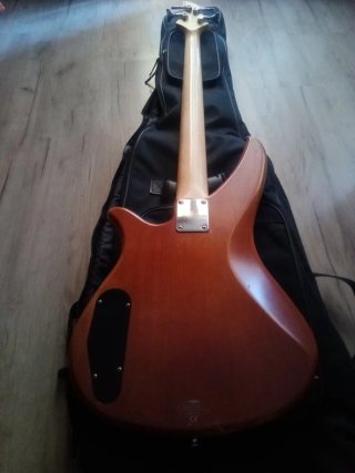 Bajo Yamaha