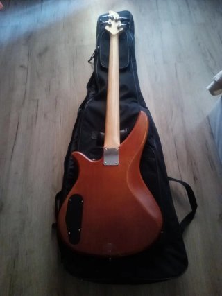 Bajo Yamaha