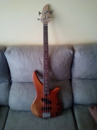Bajo Yamaha