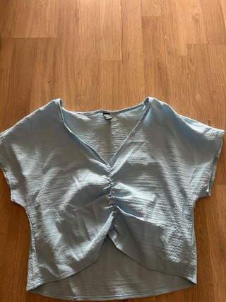 Blusa azul con fruncido