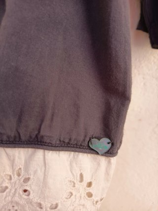 Blusa gris con puntilla blanca, Pepita Pérez