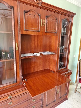 Mueble de comedor madera y cristal