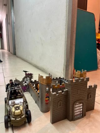 Castillo de juguete con figuras y vehículo