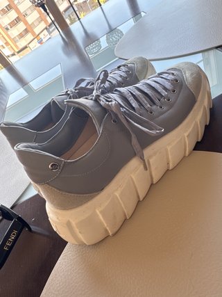 Zapatos AGL grises y blancos