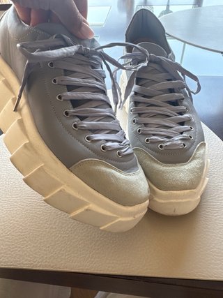 Zapatos AGL grises y blancos