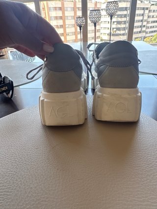 Zapatos AGL grises y blancos